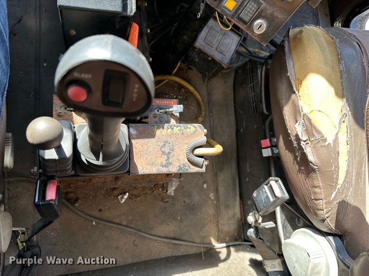 image for item DW2822 2003 International 5500i  dump truck