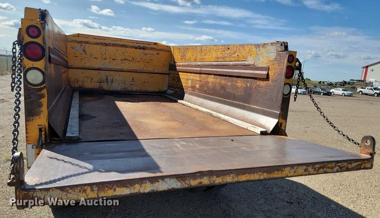 image for item JG9797 1990 Ford F700  dump truck