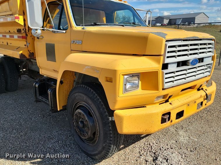 image for item JG9797 1990 Ford F700  dump truck