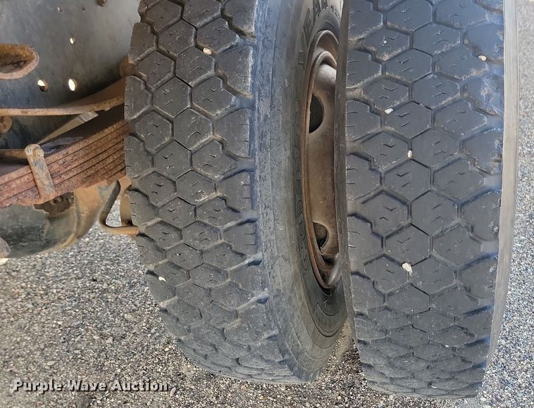 image for item JG9797 1990 Ford F700  dump truck