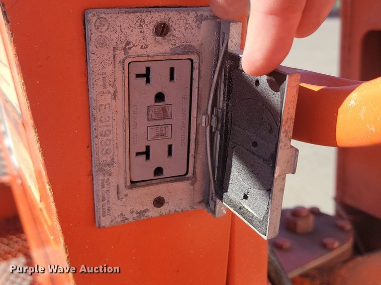 image for item JW9580 1996 JLG 600A  boom lift