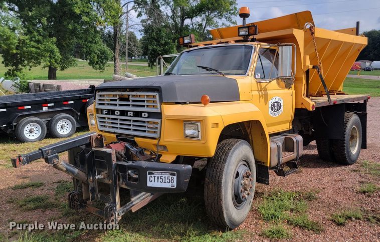 image for item JW9629 1984 Ford F800 dump flatbed truck