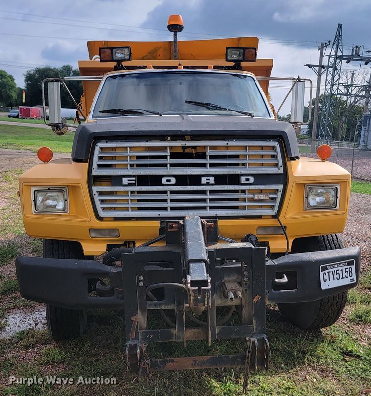 image for item JW9629 1984 Ford F800 dump flatbed truck