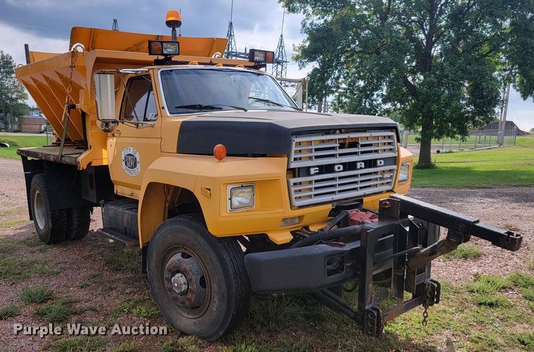 image for item JW9629 1984 Ford F800 dump flatbed truck