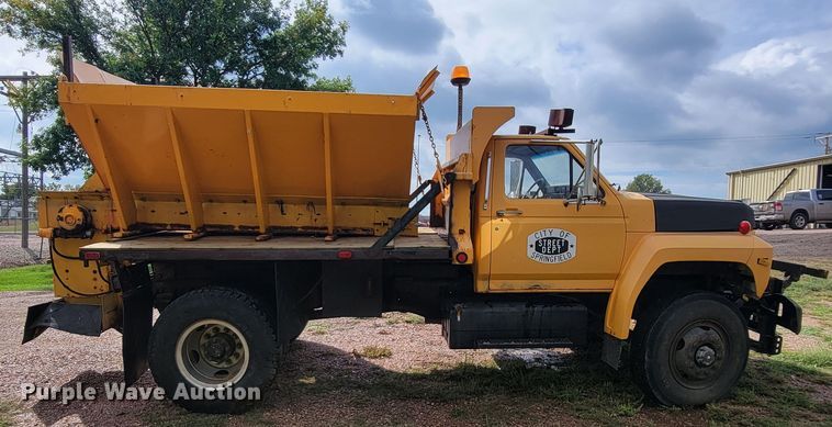 image for item JW9629 1984 Ford F800 dump flatbed truck