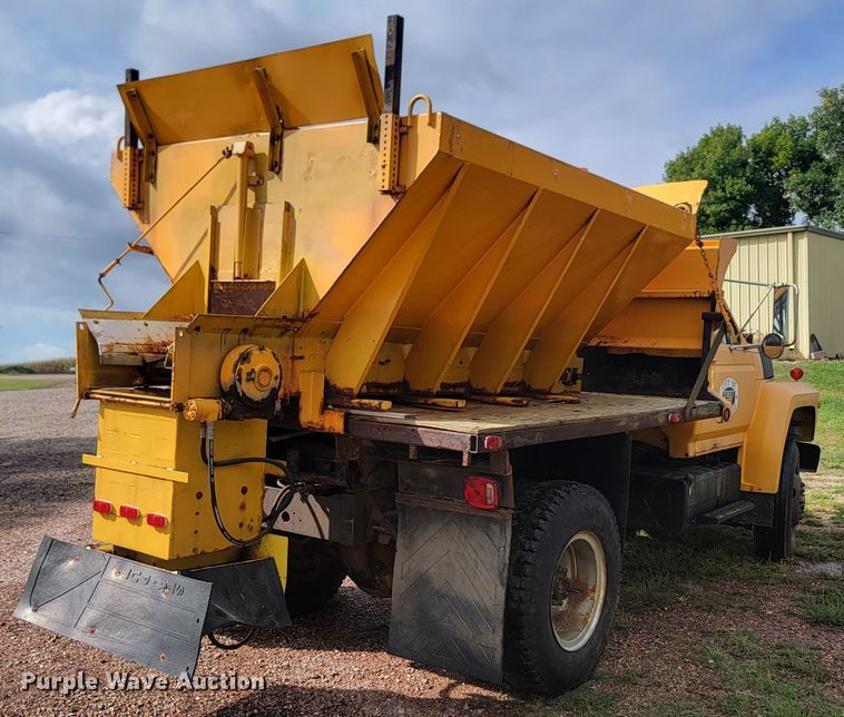 image for item JW9629 1984 Ford F800 dump flatbed truck