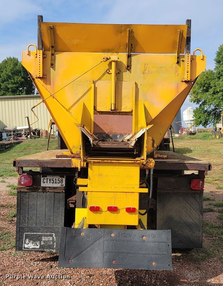 image for item JW9629 1984 Ford F800 dump flatbed truck