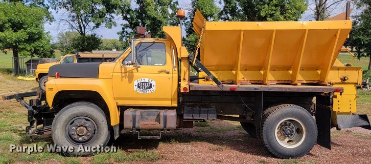 image for item JW9629 1984 Ford F800 dump flatbed truck