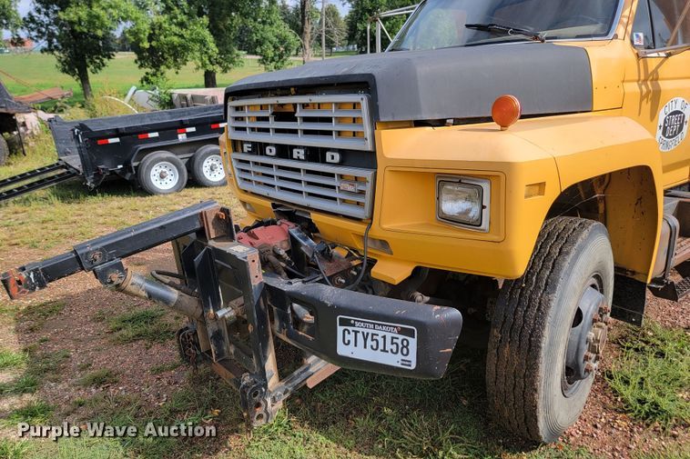 image for item JW9629 1984 Ford F800 dump flatbed truck