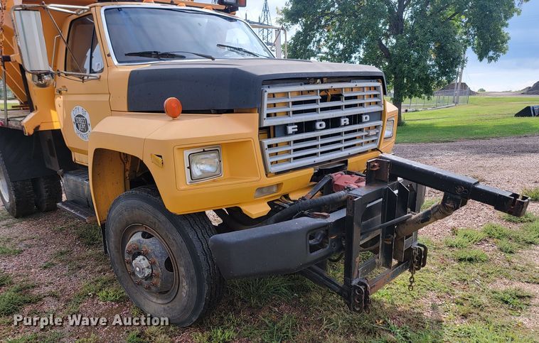 image for item JW9629 1984 Ford F800 dump flatbed truck