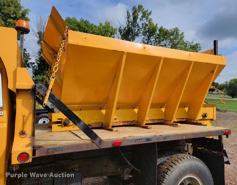 image for item JW9629 1984 Ford F800 dump flatbed truck