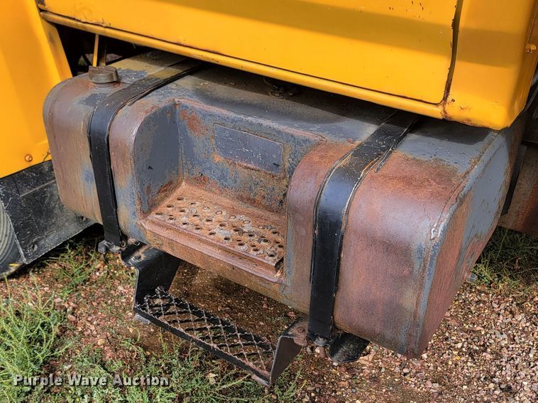 image for item JW9629 1984 Ford F800 dump flatbed truck