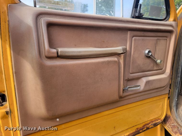 image for item JW9629 1984 Ford F800 dump flatbed truck