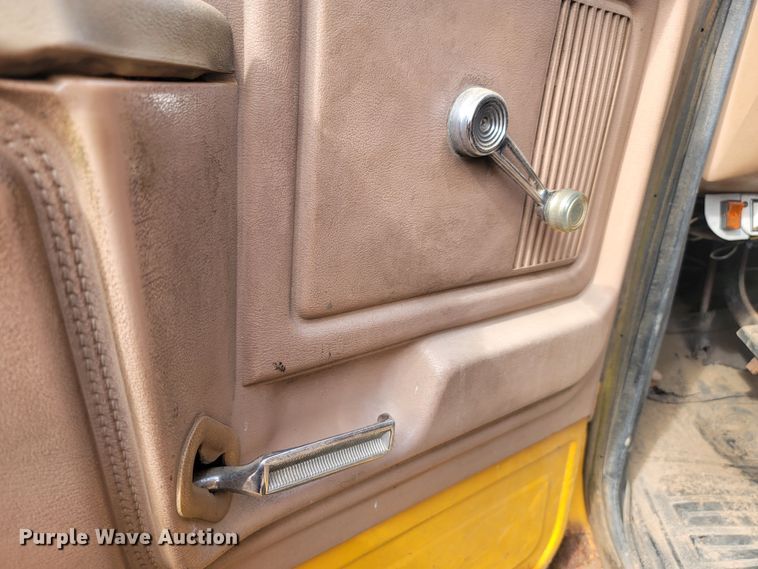 image for item JW9629 1984 Ford F800 dump flatbed truck