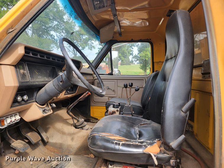 image for item JW9629 1984 Ford F800 dump flatbed truck