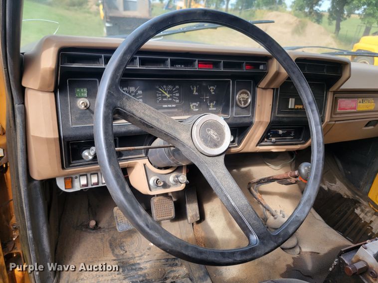 image for item JW9629 1984 Ford F800 dump flatbed truck