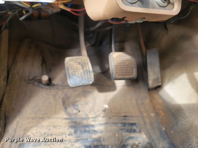 image for item JW9629 1984 Ford F800 dump flatbed truck