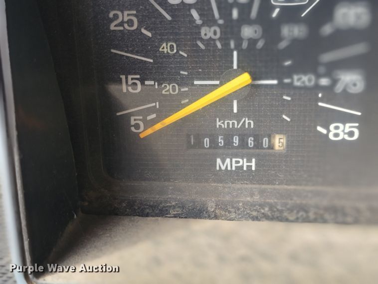 image for item JW9629 1984 Ford F800 dump flatbed truck