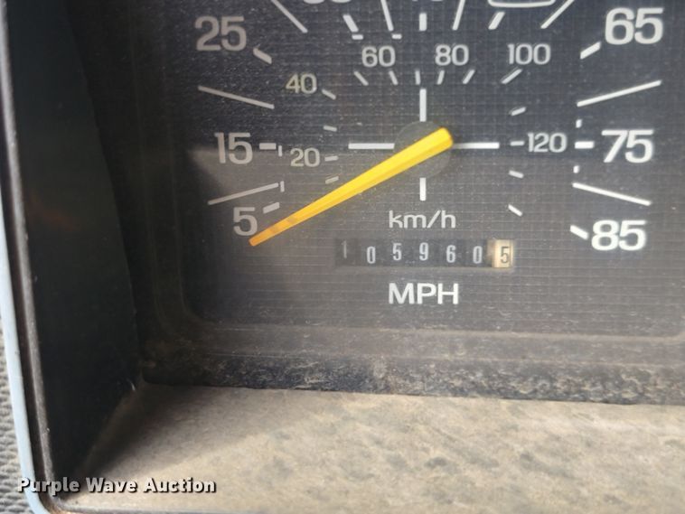 image for item JW9629 1984 Ford F800 dump flatbed truck