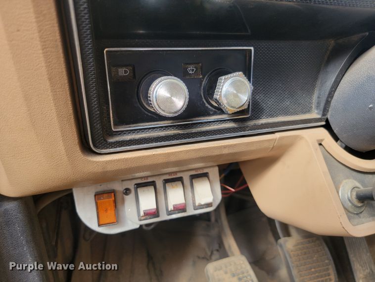 image for item JW9629 1984 Ford F800 dump flatbed truck