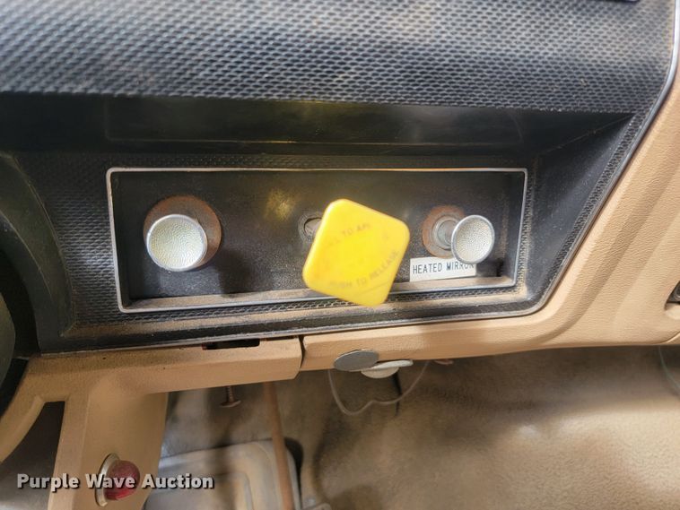 image for item JW9629 1984 Ford F800 dump flatbed truck