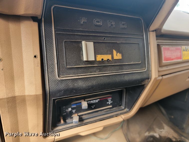 image for item JW9629 1984 Ford F800 dump flatbed truck