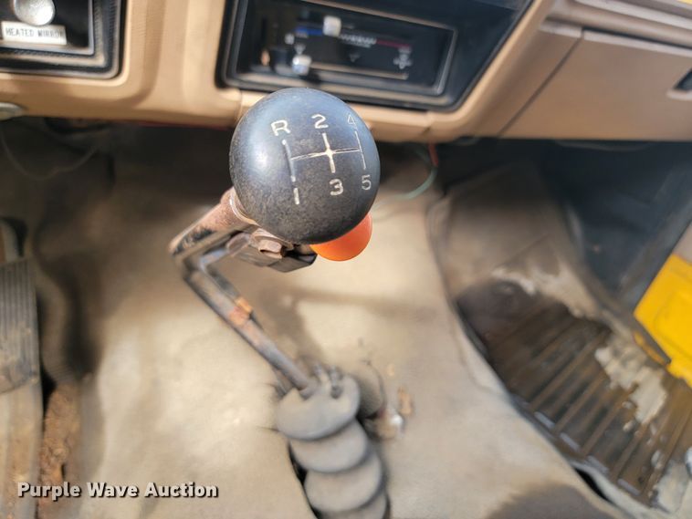 image for item JW9629 1984 Ford F800 dump flatbed truck