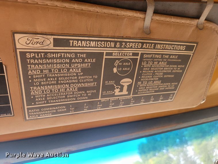 image for item JW9629 1984 Ford F800 dump flatbed truck