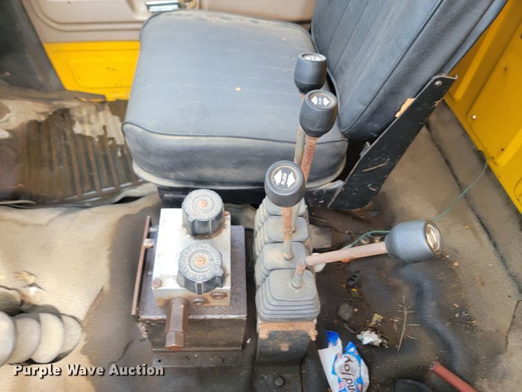 image for item JW9629 1984 Ford F800 dump flatbed truck