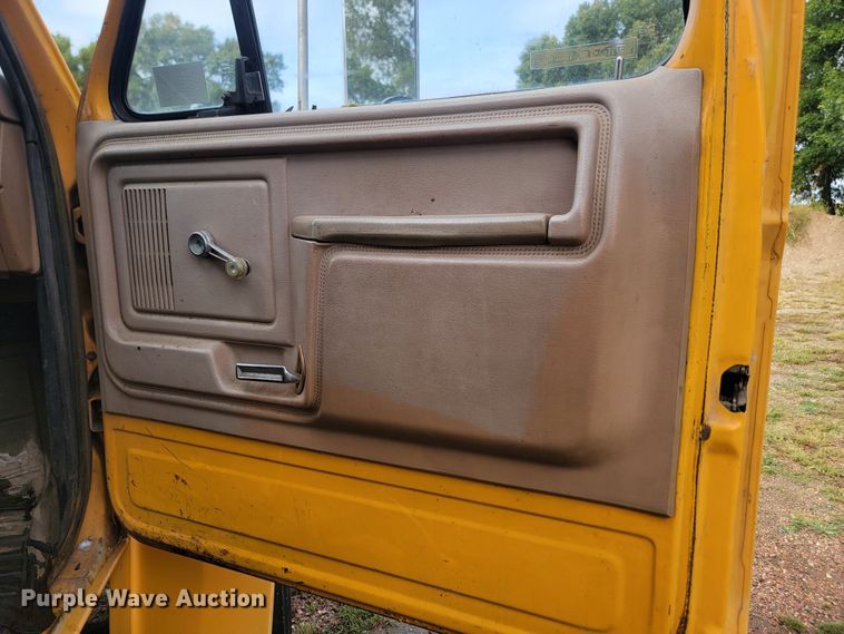 image for item JW9629 1984 Ford F800 dump flatbed truck