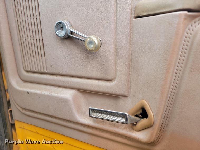 image for item JW9629 1984 Ford F800 dump flatbed truck