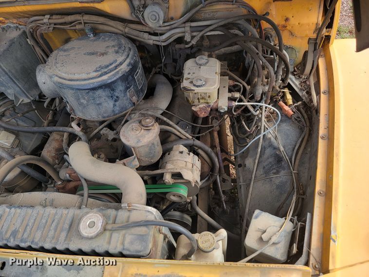 image for item JW9629 1984 Ford F800 dump flatbed truck