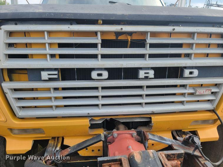 image for item JW9629 1984 Ford F800 dump flatbed truck