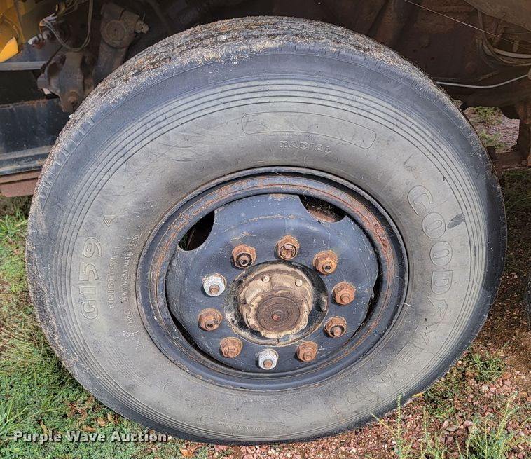 image for item JW9629 1984 Ford F800 dump flatbed truck