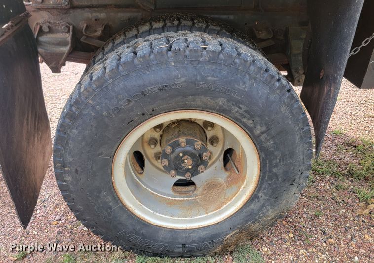 image for item JW9629 1984 Ford F800 dump flatbed truck