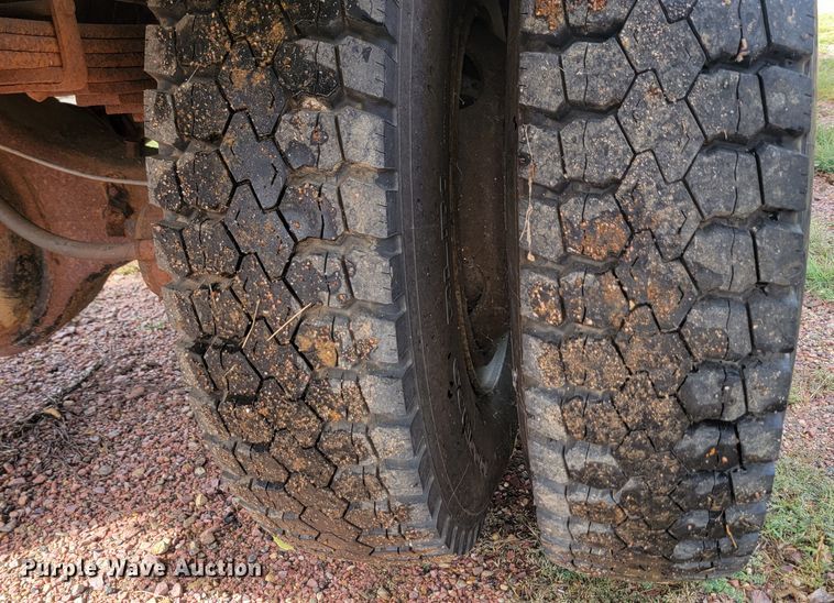 image for item JW9629 1984 Ford F800 dump flatbed truck