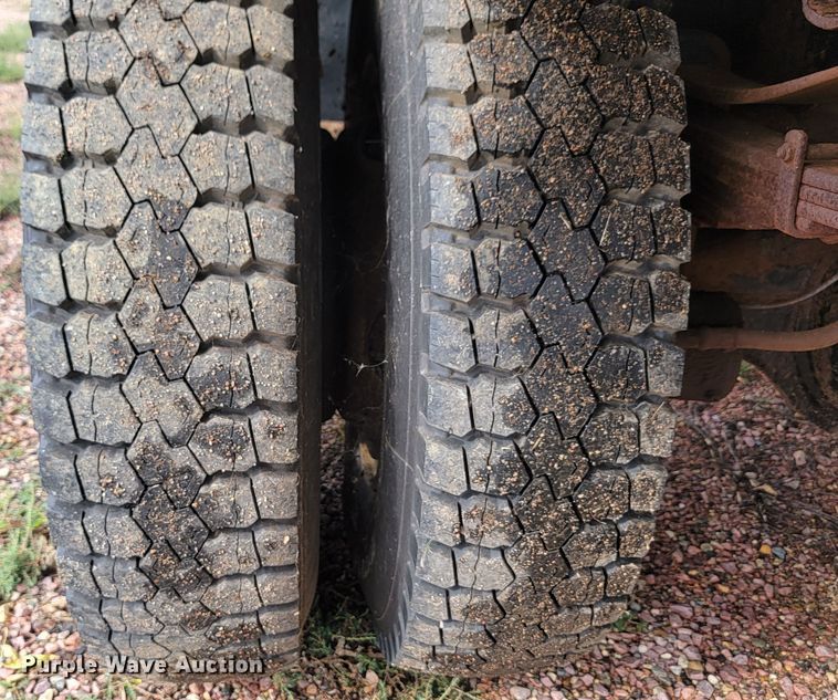 image for item JW9629 1984 Ford F800 dump flatbed truck