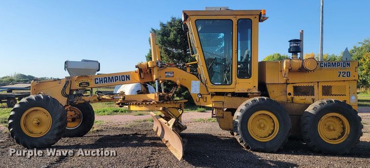 image for item JW9631 Champion  720 motor grader