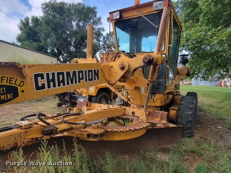 image for item JW9631 Champion  720 motor grader