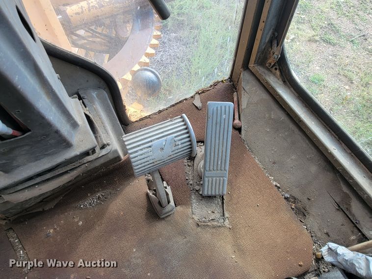 image for item JW9631 Champion  720 motor grader