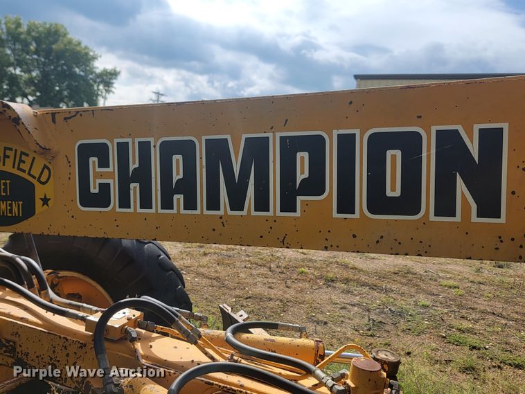 image for item JW9631 Champion  720 motor grader