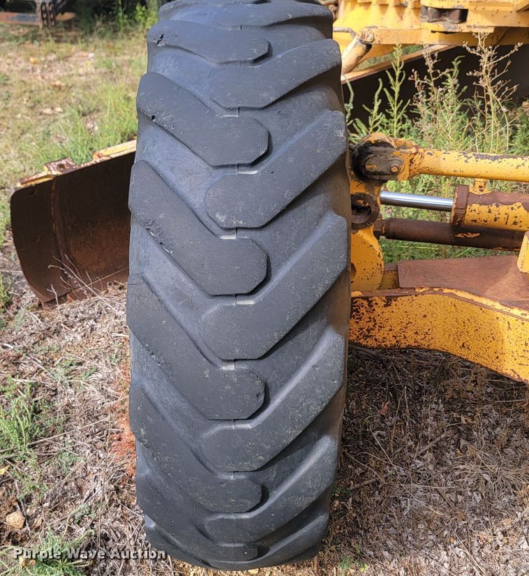 image for item JW9631 Champion  720 motor grader