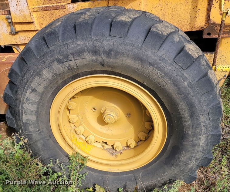 image for item JW9631 Champion  720 motor grader