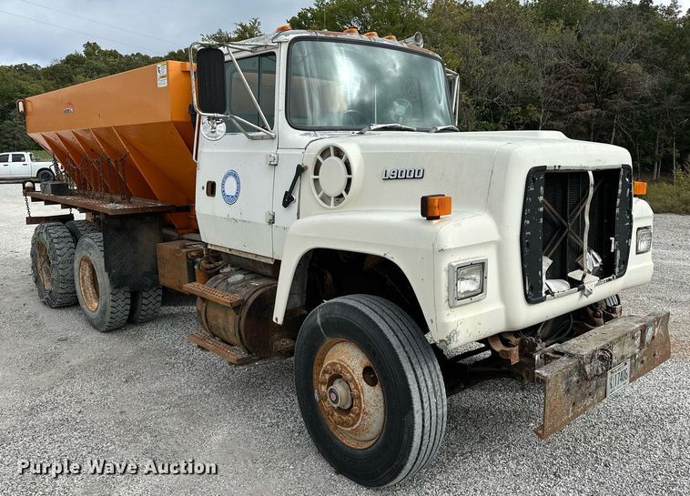image for item JY9648 1991 Ford L9000  spreader truck