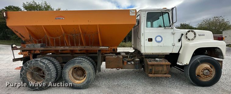 image for item JY9648 1991 Ford L9000  spreader truck
