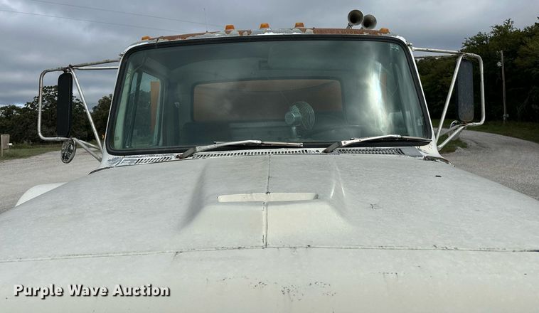 image for item JY9648 1991 Ford L9000  spreader truck