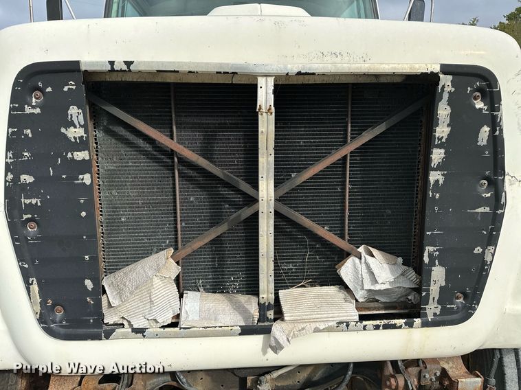 image for item JY9648 1991 Ford L9000  spreader truck