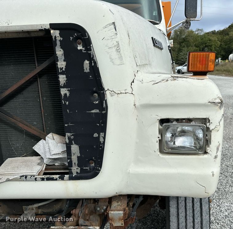 image for item JY9648 1991 Ford L9000  spreader truck