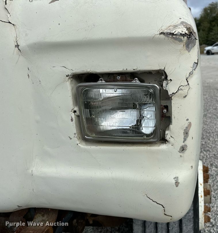 image for item JY9648 1991 Ford L9000  spreader truck