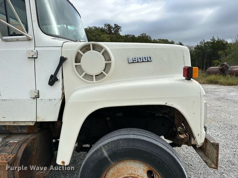 image for item JY9648 1991 Ford L9000  spreader truck